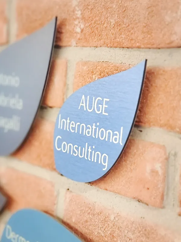 The AUGE leaf seen from the side, beside other donors
